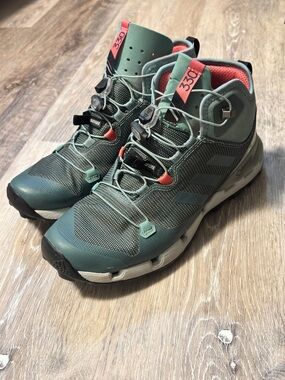 NWOT Women’s 7.5 Adidas Terrex Fast Gortex Surround